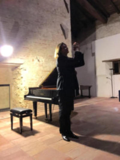 Ivan Vihor performing